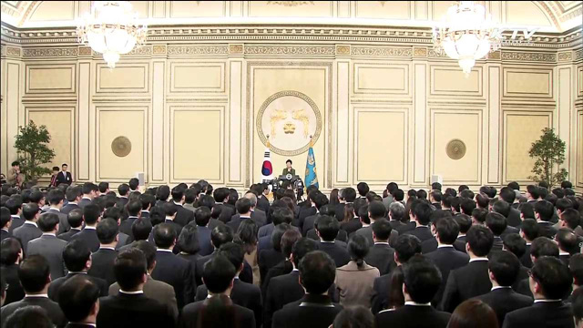 박 대통령, 취임 후 처음 '청와대 직원조회' 참석