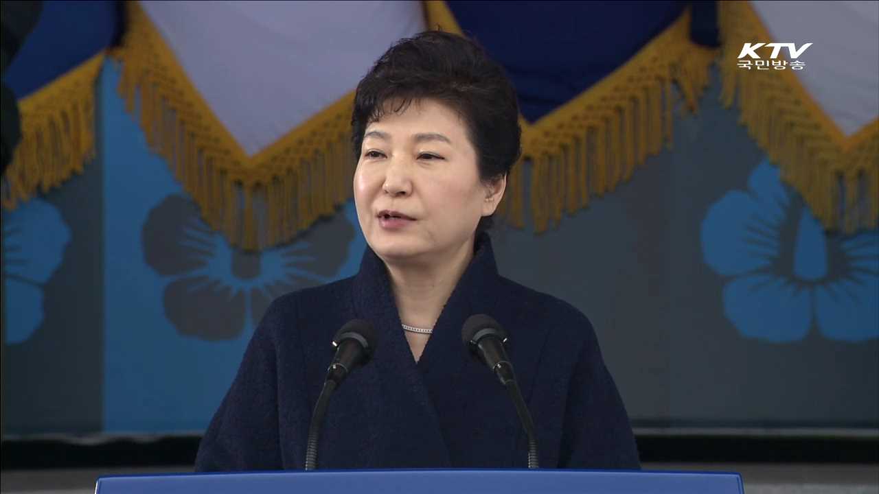 장교 합동임관식…"北, 그릇된 망상 버려야"