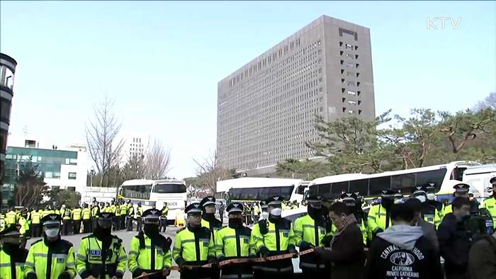 박 전 대통령 조사 계속…검찰 "조사에만 집중"