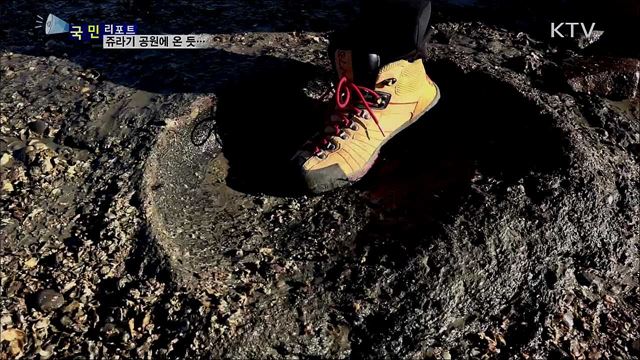 공룡 발자국 화석 주변에 공룡 조형물 '눈길' 