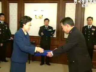 한명숙 총리, 경찰간부 임명장 수여