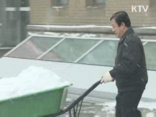 철야 제설작업…"교통대란 없었다"