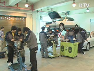 "규제 줄이고 투자 늘려 5% 성장 달성"