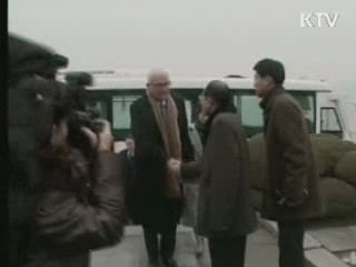 보즈워스 대표, 오산기지로 귀국