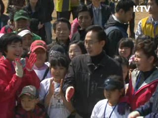 이 대통령 "내일을 보고 나무심어야"