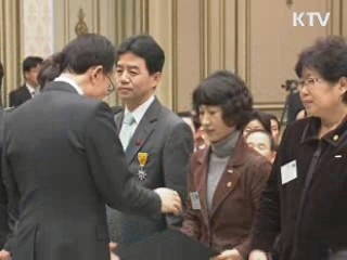 이 대통령, 故 김우수 씨 등 16명에 훈·포장 수여