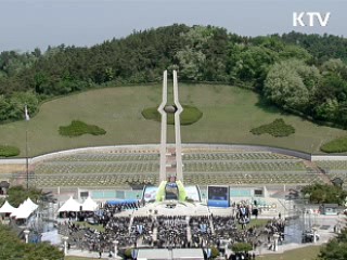 이 대통령 "더 성숙한 민주화 향해 나아가야"