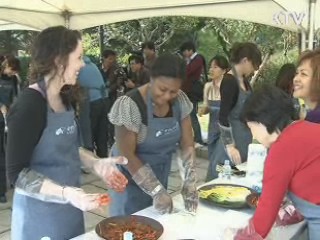 외국인 주부들, 김치 담그기에 나섰다