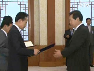 이 대통령, 신임특보·수석 임명장 수여