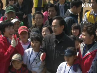 이 대통령 "내일을 보고 나무심어야"