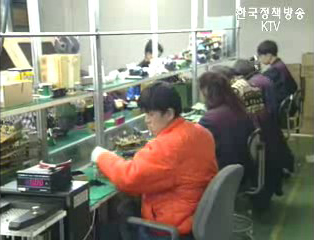 경제활동 여성, 사상 첫 50% 돌파