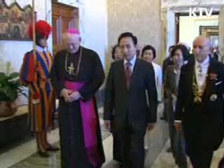 이 대통령 교황 예방…방한 초청 