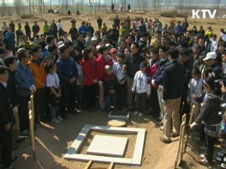 이 대통령 "내일을 보고 나무심어야"