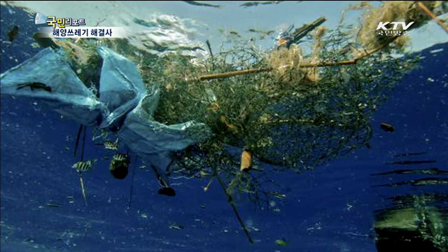 한국 14배 거대 쓰레기섬… 청소하는 남자