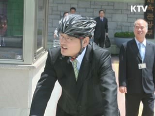 국산 개발모델 자전거, 유인촌 장관에 전달