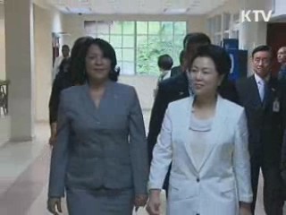 김윤옥 여사, 파나마 소아암 환자 격려