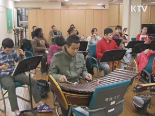 19인의 외국인, 국악기로 K-POP 들려준다