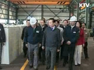 이 대통령 "다시 신발끈 조여 매야"