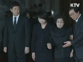 김정은, 이희호 여사·현정은 회장에 '깍듯'