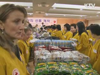 김윤옥 여사, 적십자 '사랑의 선물제작' 참여