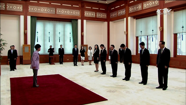 박 대통령, 차관급 인사 6명에 임명장 수여