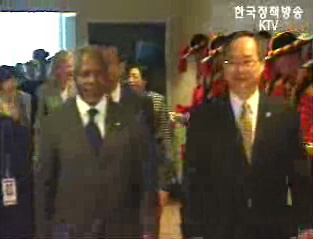 아난 총장, 노무현 대통령 예방 남북문제 등 교환