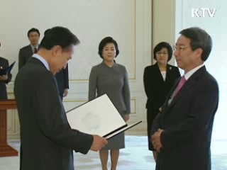 이 대통령 "공직은 낮은 자세로 봉사하는 자리"