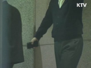 현직 검사 사무실 압수수색…한상대 총장 퇴임