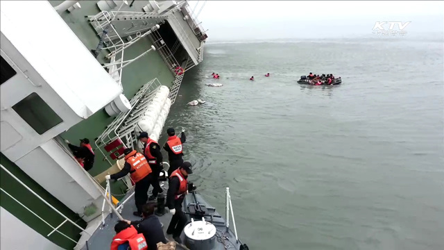 구조영상 공개…선장·선원 가장 먼저 탈출