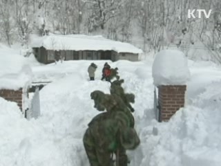 군 닷새째 제설작업···폭설 피해 최소화