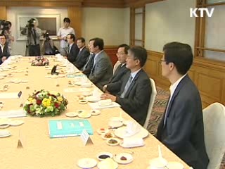 윤증현 장관 "경기 낙관 일러…현 정책기조 유지"