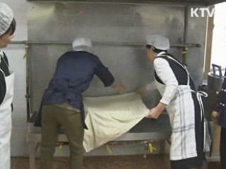 김윤옥 여사, 장애인 근로자·노숙인 격려