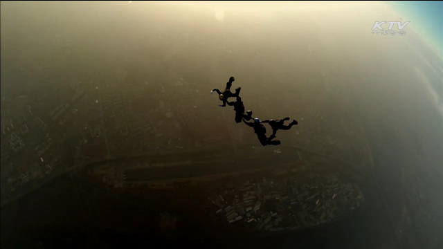 스카이다이빙대회…'가을 하늘을 수 놓다'