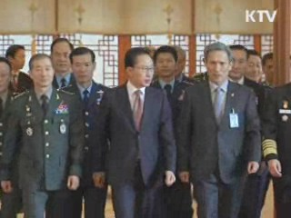 이 대통령 "군대다운 군대 만들어야"