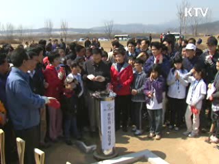 이 대통령 "내일을 보고 나무심어야"