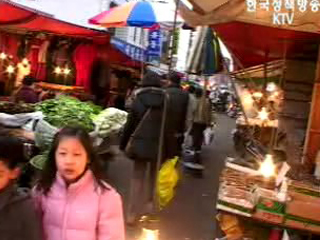 시장에서 사람의 얼굴을 만난다