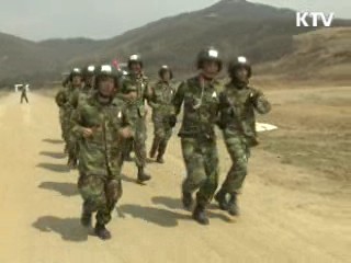 육군, '첫 특전 공수 자격증' 30명 배출