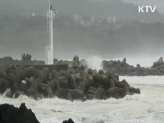 태풍 '뎬무' 상륙···부산·경남 남해안에 비