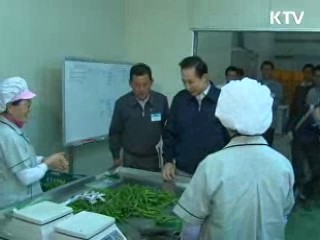 이 대통령, 농민과 함께 고추 수확