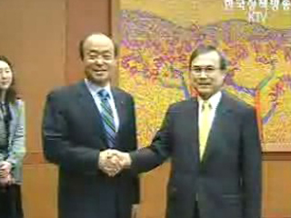 송민순 외교장관, 주한일본대사 접견