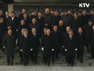 이명박 대통령, 국립현충원 헌화 참배