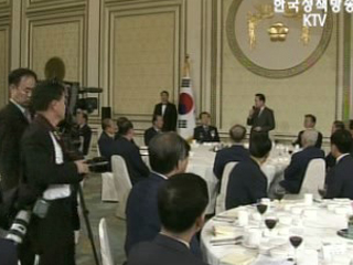 이 대통령, "달러 사재기 욕심 버려야"