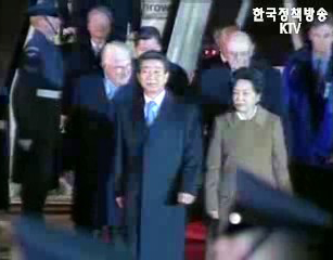 노무현 대통령, 아세안+3 정상회의 출국