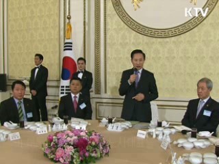 이 대통령, 노동계 관계자 초청 오찬