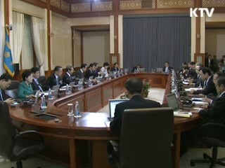 이 대통령 "촛불사태 반성하고 역사 기록에 남겨야"