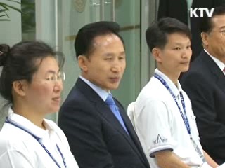 이 대통령, 나로우주센터 격려 방문