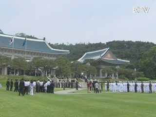 이 대통령, '아덴만의 영웅들' 초청 격려