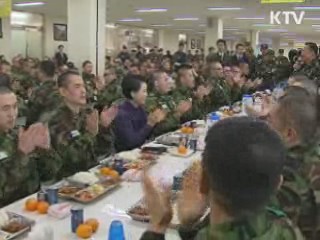김윤옥 여사, 논산 육군훈련소 훈련병 격려