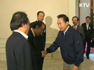 이 대통령 "중대 전환기, 당당한 대북기조 유지"