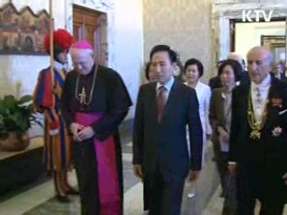 이 대통령 교황 예방…방한 초청